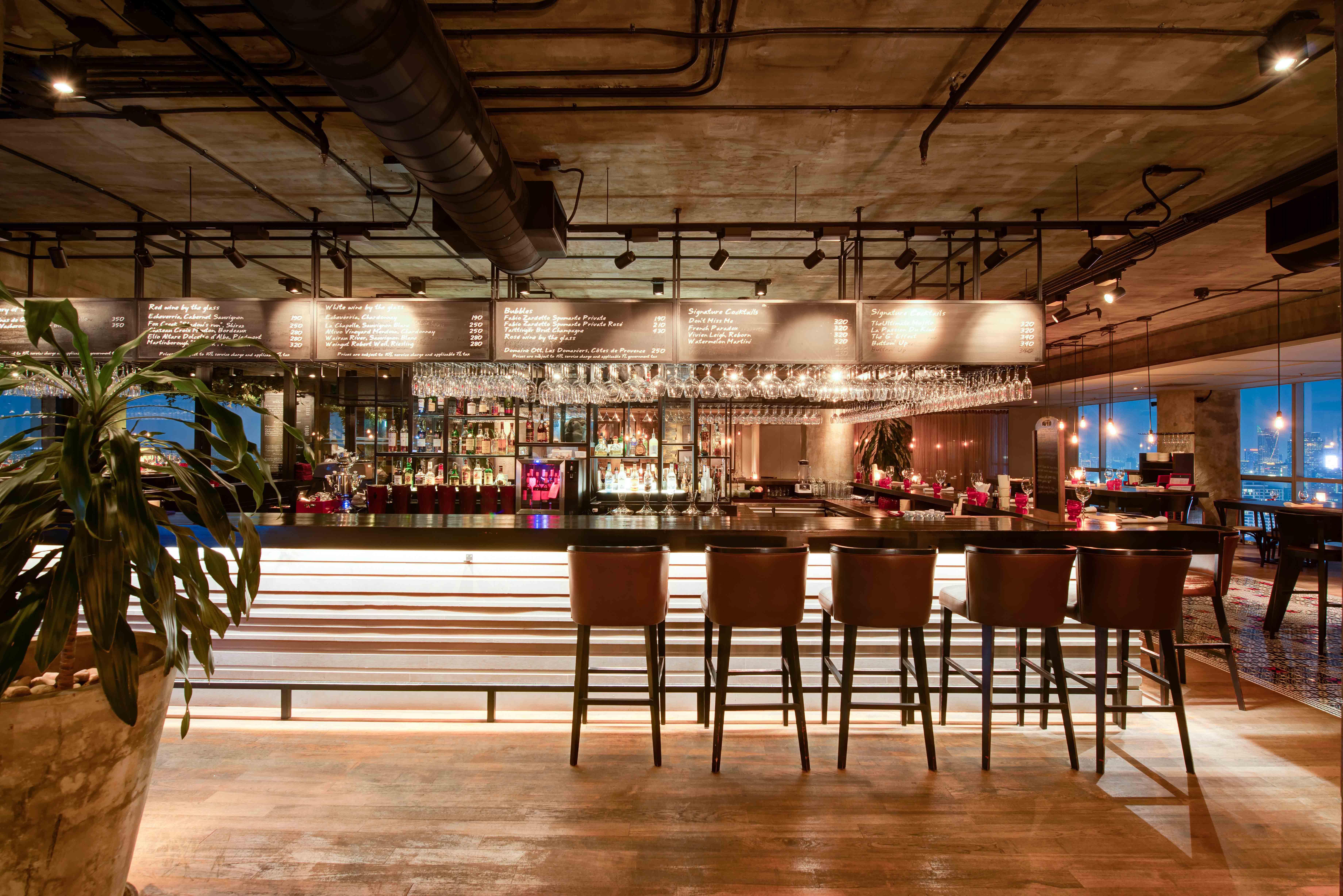 Pullman Bangkok Hotel G Екстер'єр фото The bar at the 101 bar