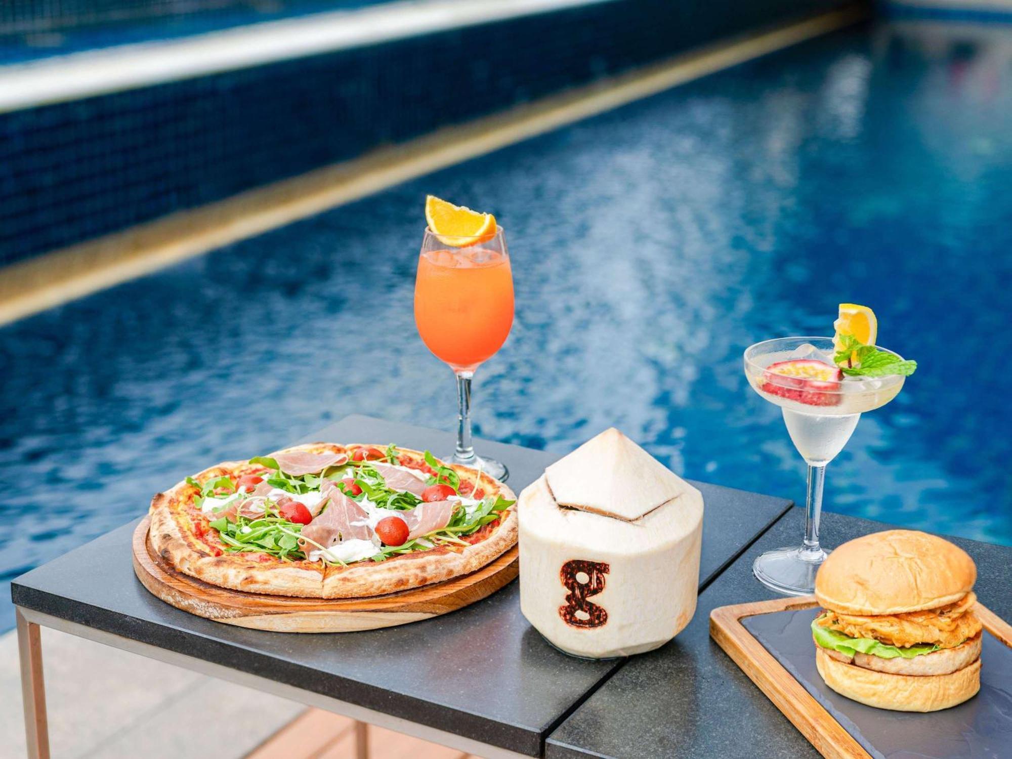 Pullman Bangkok Hotel G Екстер'єр фото Poolside dining at the hotel