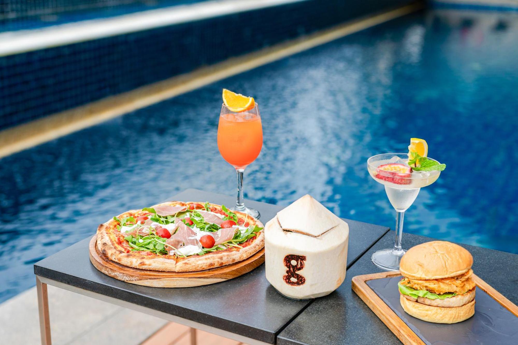 Pullman Bangkok Hotel G Екстер'єр фото Poolside dining at the hotel