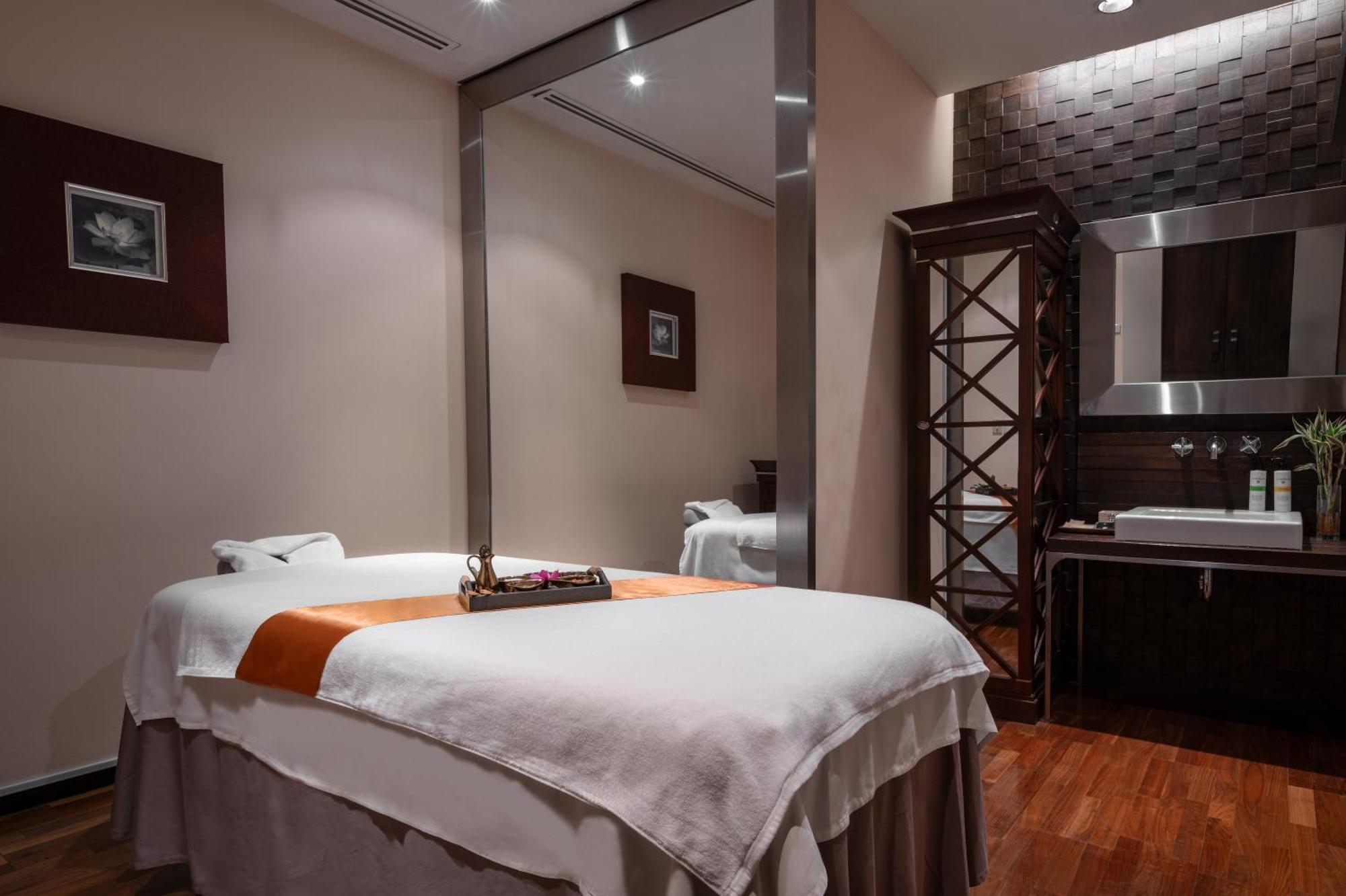 Pullman Bangkok Hotel G Екстер'єр фото A massage bed