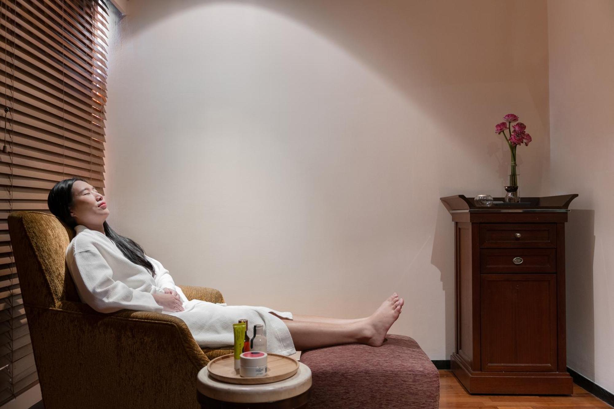 Pullman Bangkok Hotel G Екстер'єр фото A woman relaxing at a spa