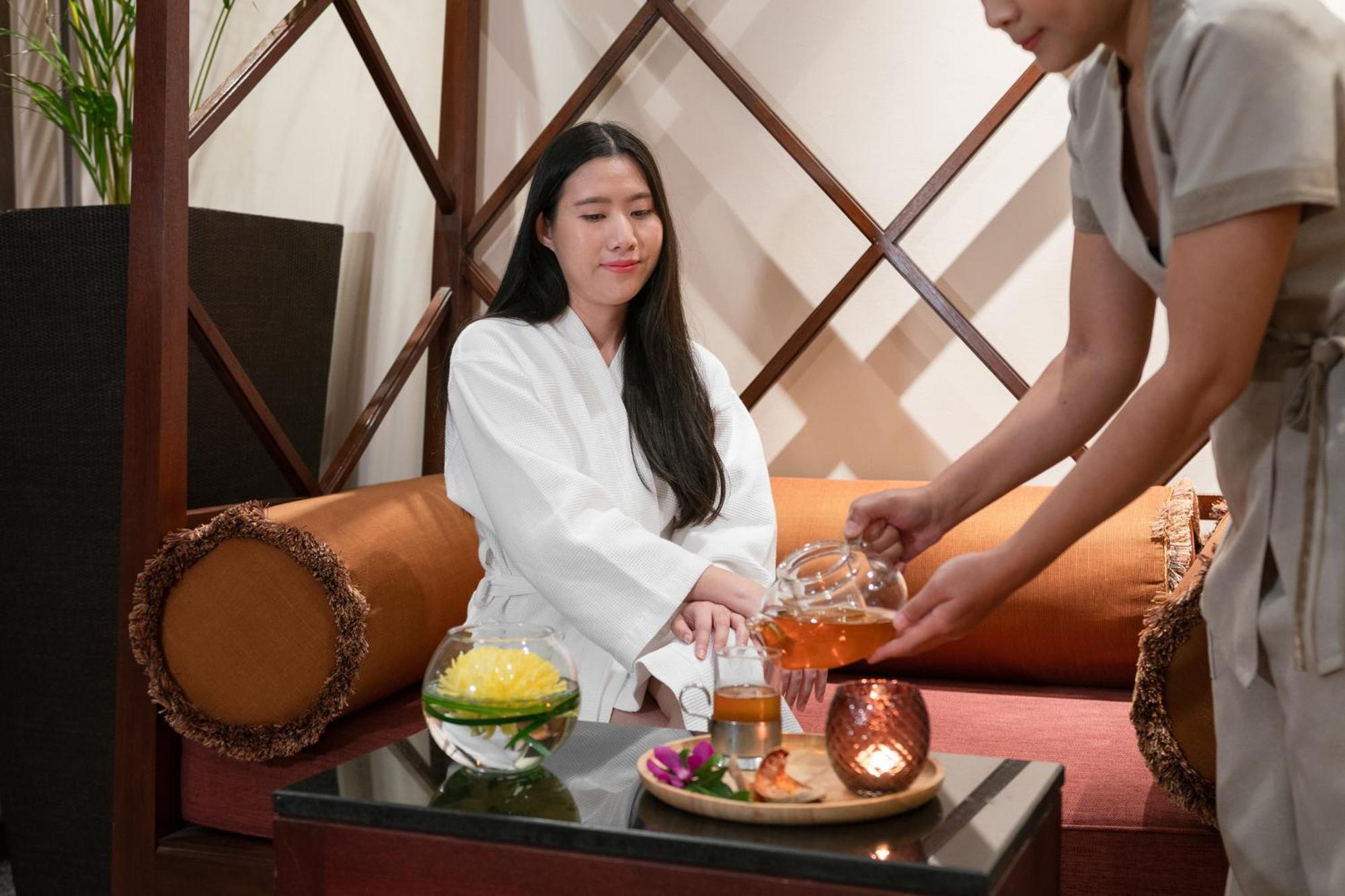 Pullman Bangkok Hotel G Екстер'єр фото A woman at a spa