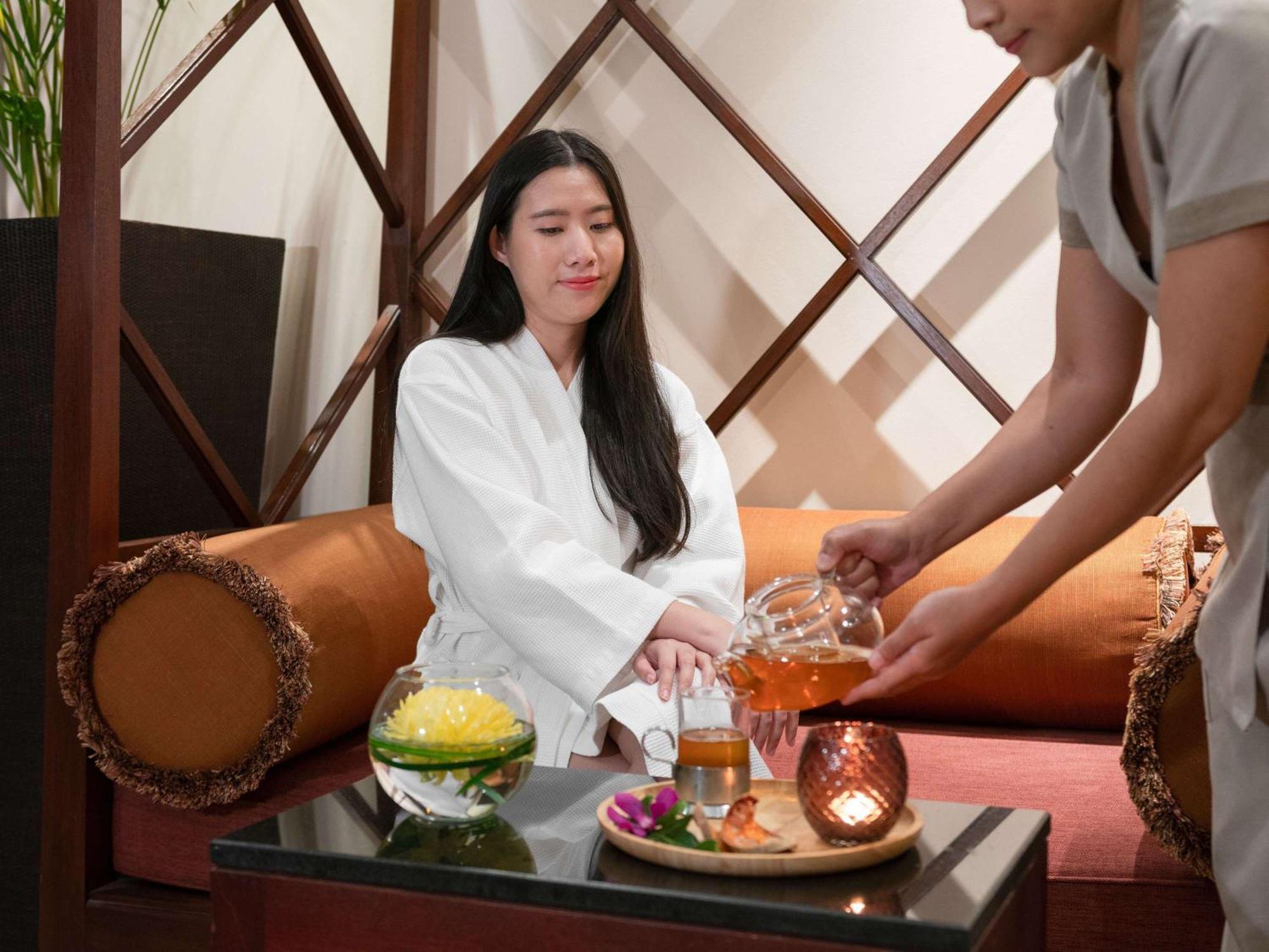 Pullman Bangkok Hotel G Екстер'єр фото A customer at a spa