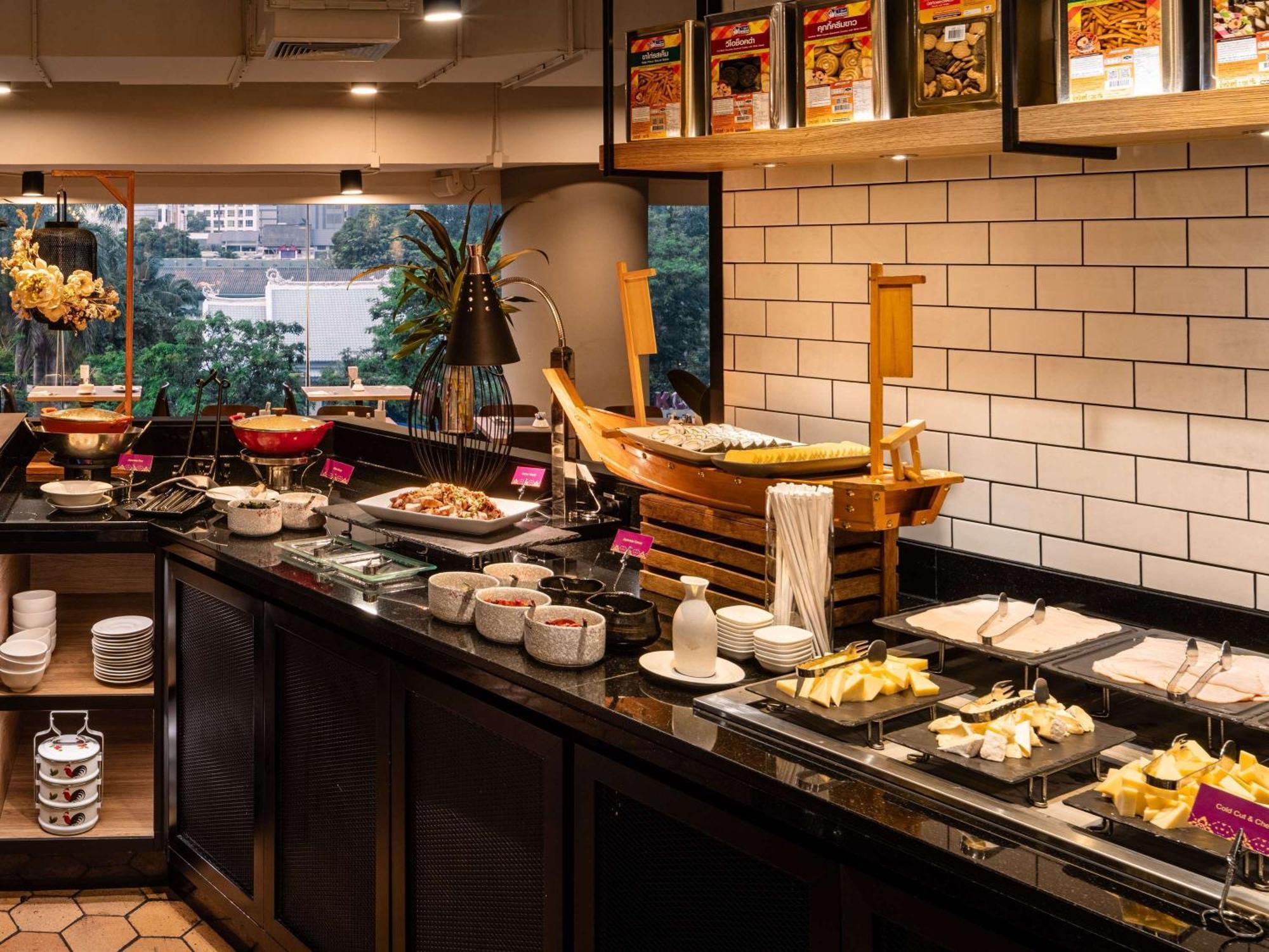 Pullman Bangkok Hotel G Екстер'єр фото A buffet at a restaurant