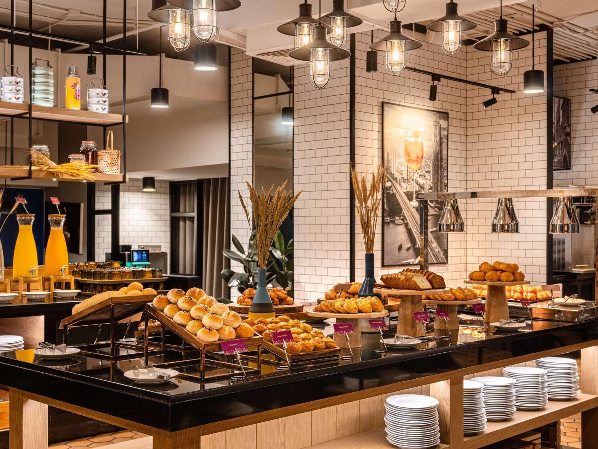 Pullman Bangkok Hotel G Екстер'єр фото The buffet at the hotel