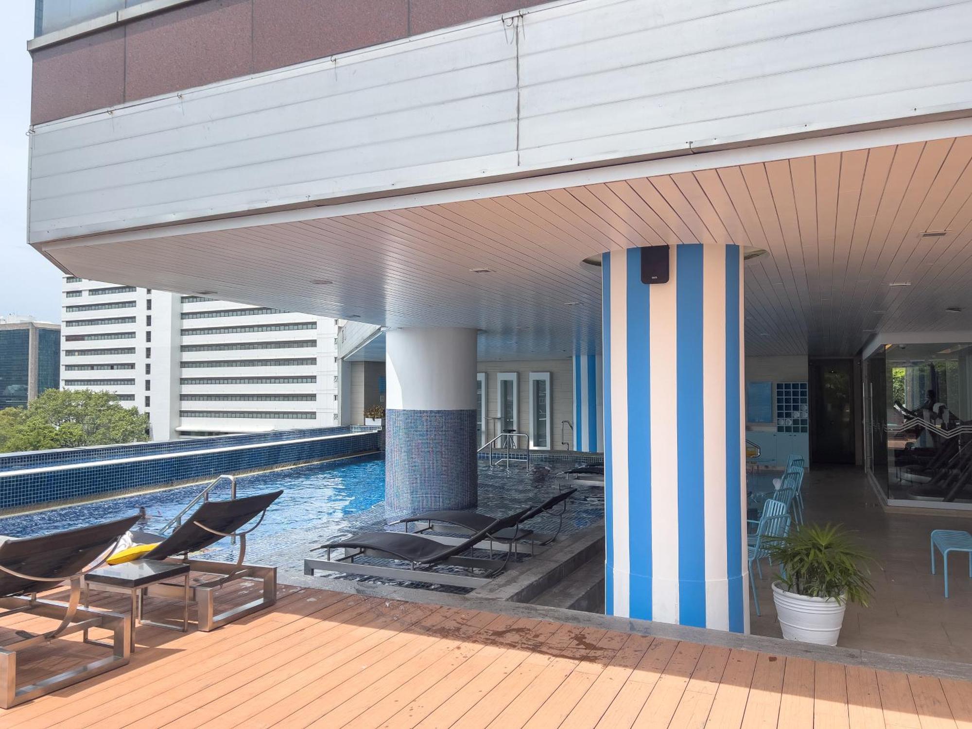 Pullman Bangkok Hotel G Екстер'єр фото The pool at the 33rd floor