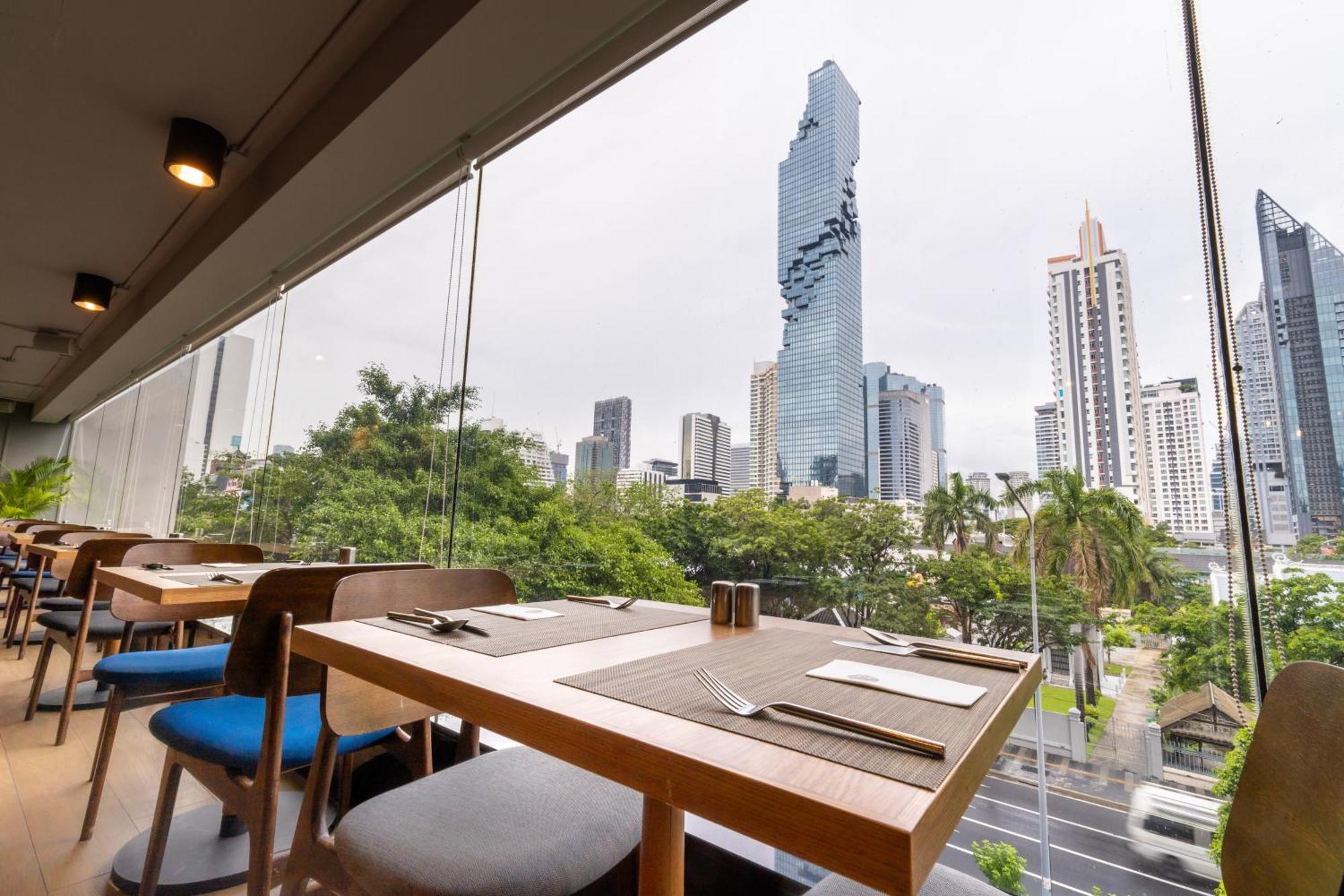 Pullman Bangkok Hotel G Екстер'єр фото View of the Bangkok skyline from the restaurant