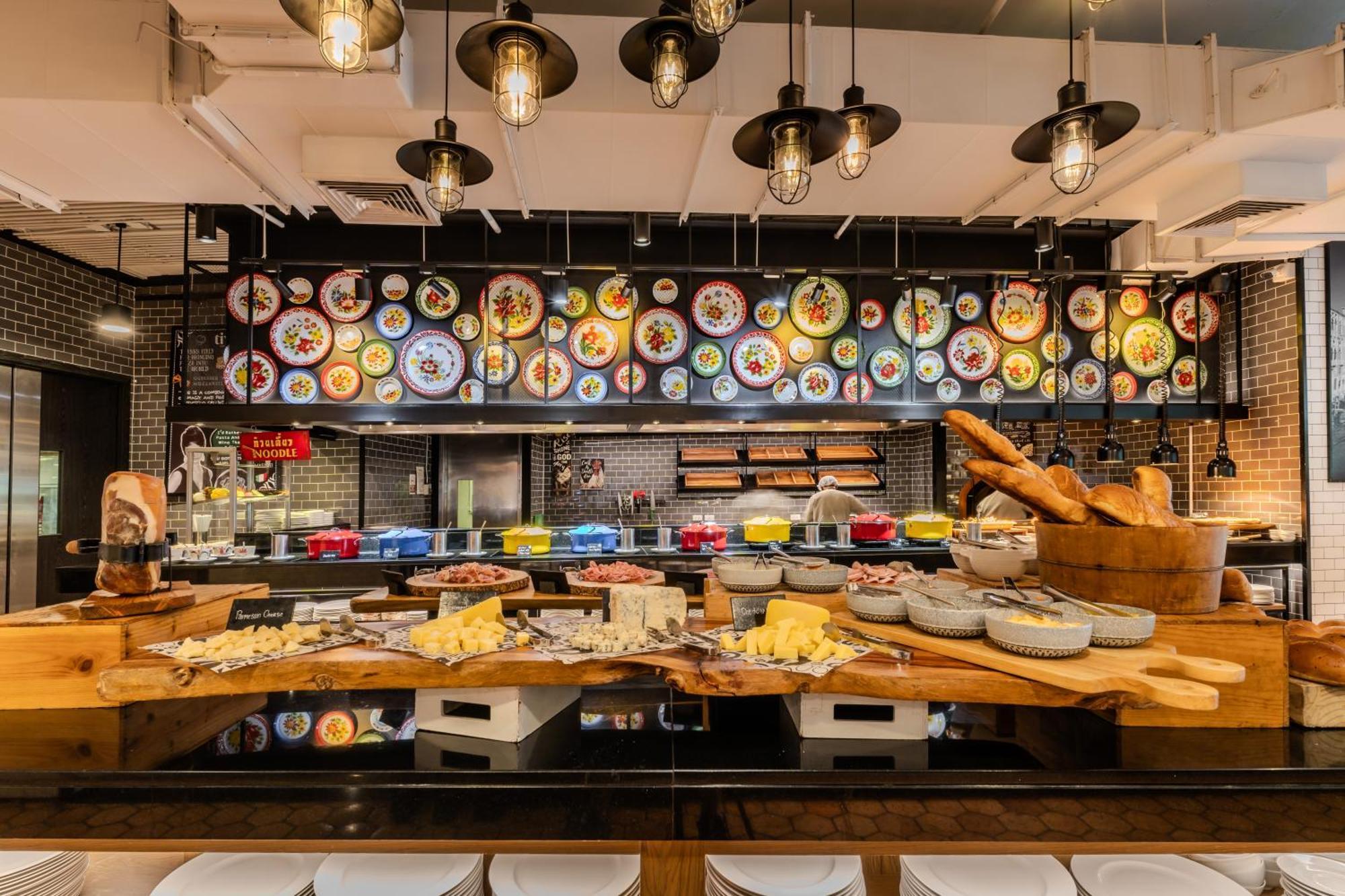 Pullman Bangkok Hotel G Екстер'єр фото The buffet at the restaurant